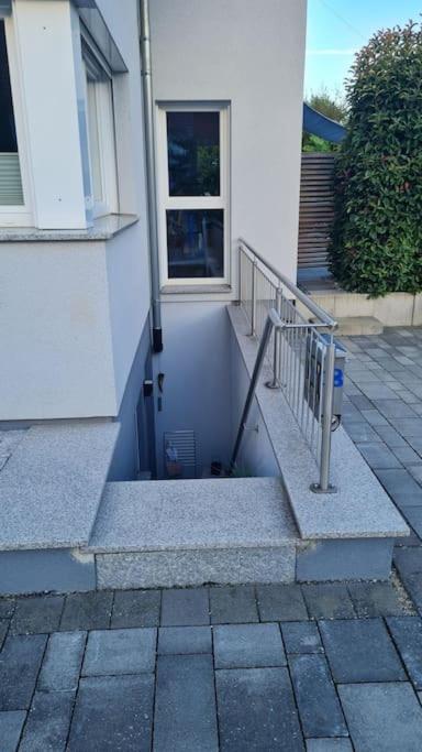 Schoene Souterrain Wohnung Riegel Exterior foto