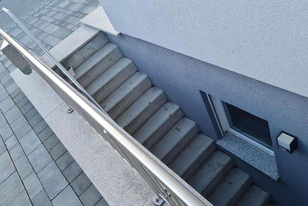 Schoene Souterrain Wohnung Riegel Exterior foto