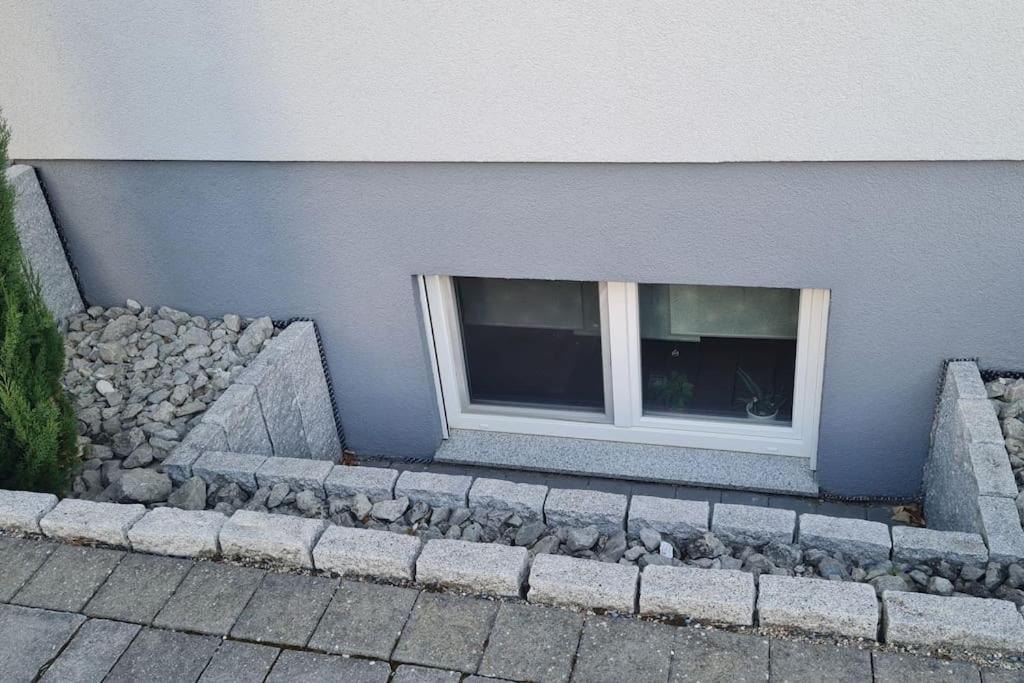Schoene Souterrain Wohnung Riegel Exterior foto