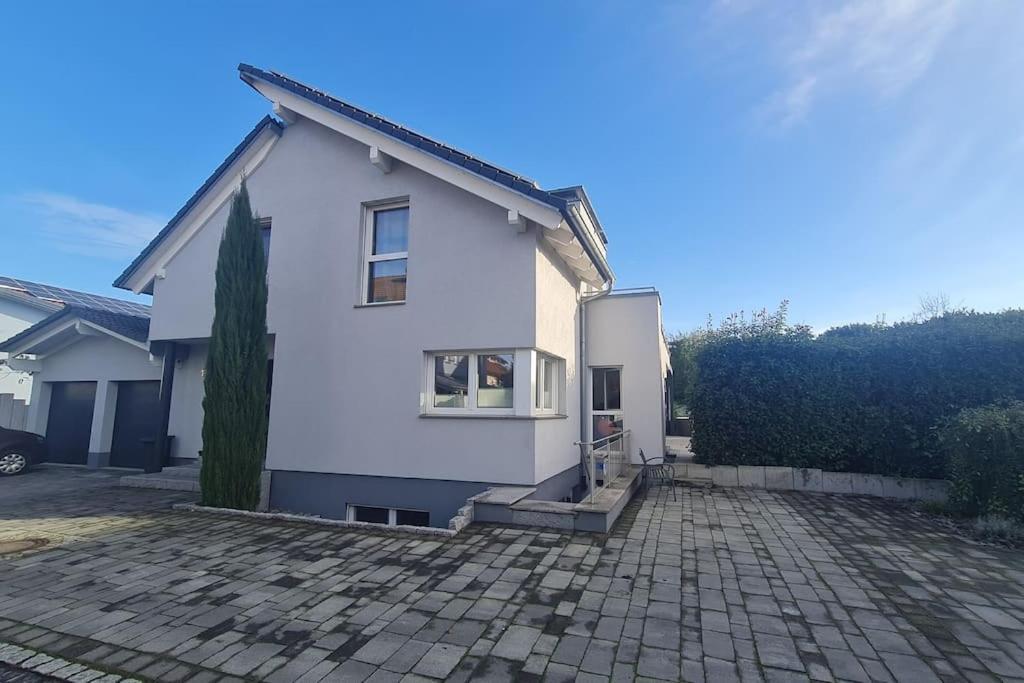 Schoene Souterrain Wohnung Riegel Exterior foto