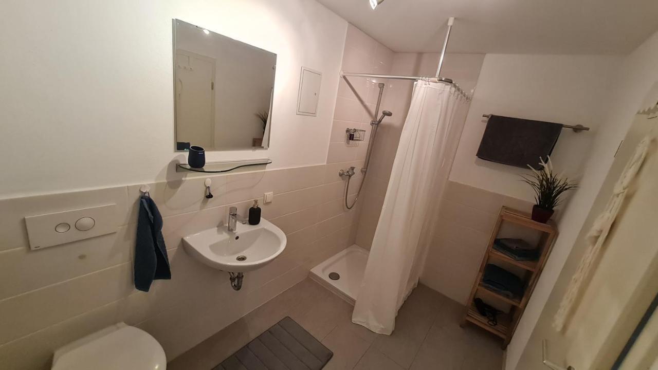 Schoene Souterrain Wohnung Riegel Exterior foto